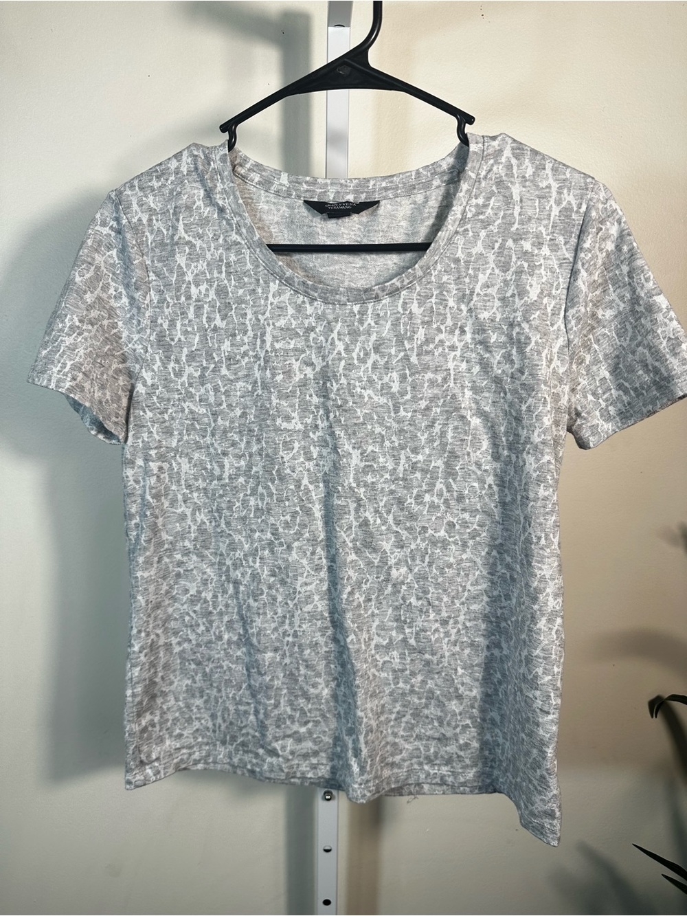 G37. Simply Vera Vera Wang S Gray White Animal Print Stretch Short Sleeve Tee